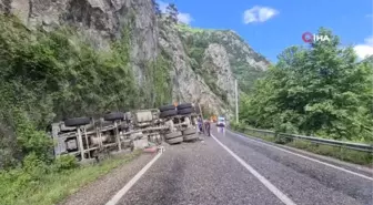Beton mikseri yoldan çıkarak devrildi: 1 yaralı