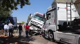 İki tır kafa kafaya çarpıştı: 1'i ağır iki kişi yaralandı