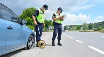 Karasu'da iki otomobil çarpıştı: 3 yaralı