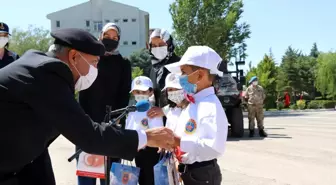 Minik öğrencilerden jandarmaya anlamlı ziyaret