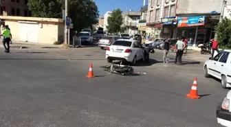 Motosiklet ile otomobil çarpıştı: 2 yaralı