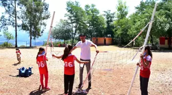 Soğan çuvalından gerçek bir voleybol filesine geçen kızların hayali ay-yıldızlı forma