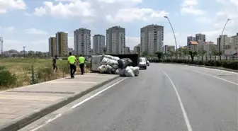 Virajı alamayan elyaf yüklü kamyonet devrildi: 1 yaralı