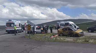 Ardahan'da taksi ile otomobil çarpıştı: 3 yaralı