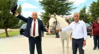 DYP'li eski Belediye Başkanı Demirel'in mezarına kıratla girdi