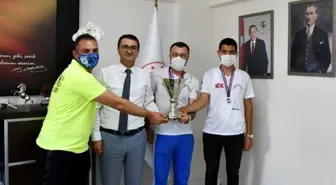 Şampiyon sporcular İl Müdürü Demir'i ziyaret etti