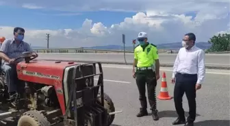 Alaşehir'de traktör sürücülerine reflektör dağıtıldı