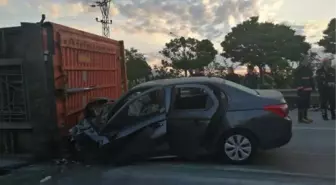 Devrilen TIR'a çarpan otomobilin sürücüsü öldü, eşi ve kızı yaralandı