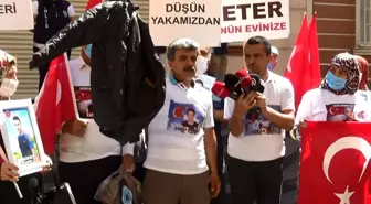 Evlat nöbetindeki baba, HDP il binasından çıkan oğlunun montunu gösterdi