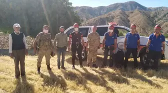 Tunceli'de kurttan kaçarken kayalığa sıkışan keçi AFAD görevlilerince kurtarıldı