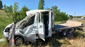 Malatya'da kamyonet elektrik direğine çarptı: 3 yaralı