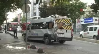 Bağcılar'da belediye otobüsü park halindeki servis araçlarına çarptı: 4 yaralı