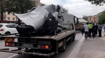 Konya'da park halindeki kamyona çarpan hafif ticari aracın sürücüsü hayatını kaybetti