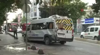 Bağcılar'da belediye otobüsü park halindeki servis araçlarına böyle çarptı: 4 yaralı
