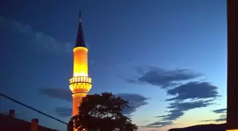 Başlamış caminin yeni minaresi ışıl ışıl