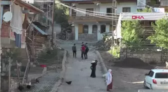 ERZURUM ÖĞRENCİLER DERS ZAMANI KÖY MUHTARININ EVİNİ ABLUKAYA ALIYOR