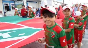 Karşıyaka tek yürek: Ay-Yıldız var göğsümüzde!