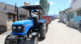 Traktör sürücülerine 'Reflektör Tak, Görünür Ol' sloganıyla reflektör dağıtımı yapıldı