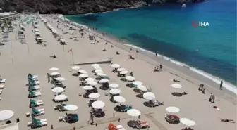 Antalya'da plajlar tıklım tıklım