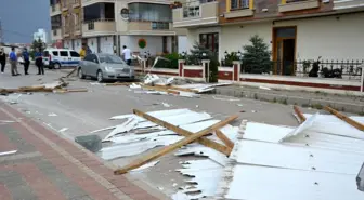 Biga'da aniden çıkan fırtına çatı uçurdu