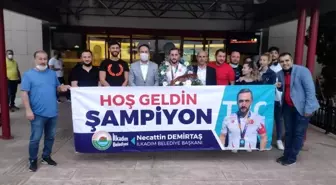 Şampiyon Altuğ Demir'e havalimanında coşkulu karşılama