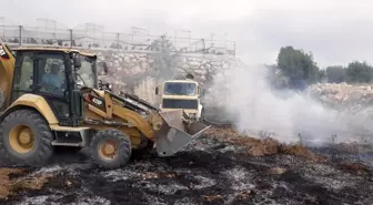 Belediye işçileri iş makineleriyle yangını söndürdü