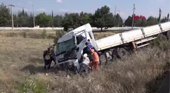 BURDUR KAZADA TIR ŞOFÖRÜ KABİNİNDE SIKIŞTI; EKİPLER SEFERBER OLDU