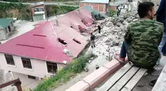 Giresun'da yol genişletme çalışması sırasında patlatılan dinamitler az kalsın faciaya neden olacaktı