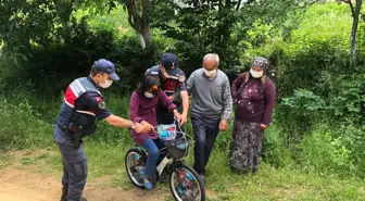 Jandarma, devriye sırasında kendilerine meyve ikram eden çocuğa bisiklet aldı