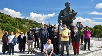 Otobüsün direksiyonuna geçen Belediye Başkanı, ilçe halkını Çanakkale'ye götürdü