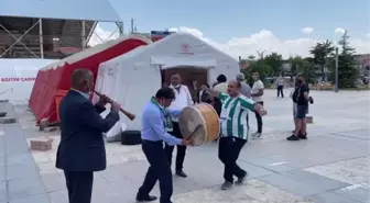 Taraftar grubundan aşı uygulamasına davul zurnalı destek