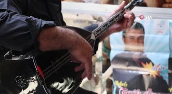 Eski ses sanatçısı, pazarda hem simit satıyor hem de mini konser veriyor