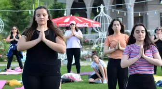 Isparta'da kadınlar pandeminin stresini açık havada yoga ile atıyor