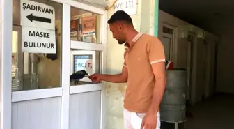 Kasiyer karga görenleri şaşırtıyor