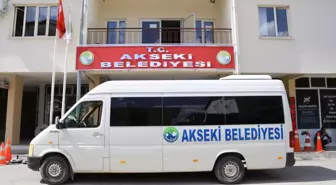 Akseki'de hayırsever belediyeye minibüs bağışladı