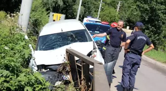 Direksiyon hakimiyetini kaybetti, dereye uçmaktan son anda kurtuldu