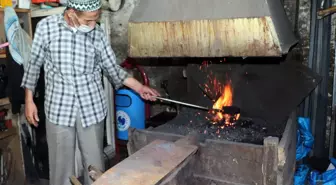 Son dakika haber... 73 yaşındaki Hasan usta, ekmeğini 60 yıldır ateş karşısında demir döverek çıkarıyor