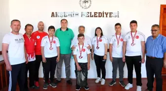 Akşehir Belediyesinden başarılı sporculara altın