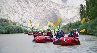 Son dakika haberleri... BAKAN SELÇUK, ZAP SUYU'NDA BOTA BİNDİ