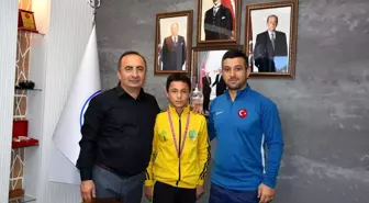 Başkan Sülük'ten başarılı sporcuya ödül