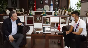 Çubuk Belediye Başkanı Demirbaş, milli sporcu Abdullah Ilgaz'ı kabul etti