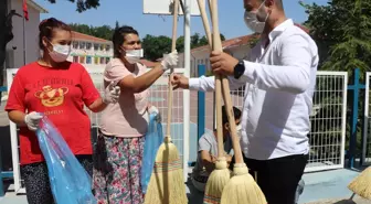 Edirne'de bir mahallenin sakinleri davul zurna eşliğinde temizlik yaptı