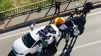 MALTEPE'DE MOTOSİKLET KAZASI; SÜRÜCÜ OTOMOBİLİN TAVANINA SAVRULDU