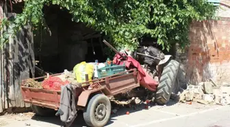 Ödemiş'te kontrolden çıkan traktör bir evin bahçe duvarını yıktı