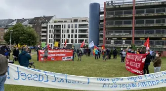 DÜSSELDORF - Almanya'da toplanma ve gösteri hakkını kısıtlayacağı ileri sürülen yasa tasarısı protesto edildi