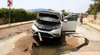 Araç içindekiler büyük korku yaşadı! Lüks cip ilerlediği sırada yol yarıldı