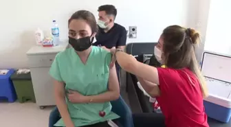 Sağlık çalışanları ile 50 yaş ve üstüne üçüncü doz aşı uygulaması başladı