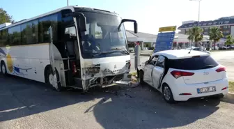 Servis otobüsü otomobile çarptı, baba ve 5 yaşındaki kızı yaralandı