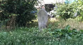 Üsküdar'da parktaki kıble taşını görenler, mezar taşı sanıp şaşırıyor