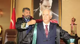 Avukatlık stajını tamamlayıp 66 yaşında cübbe giydi